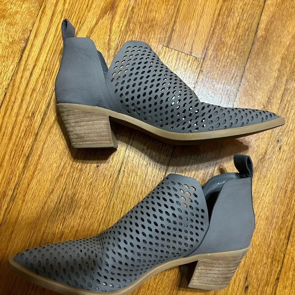 Dolce Vita Boots Womens 6 Gray Laser Cut Pointed Toe Bootie Block Heels